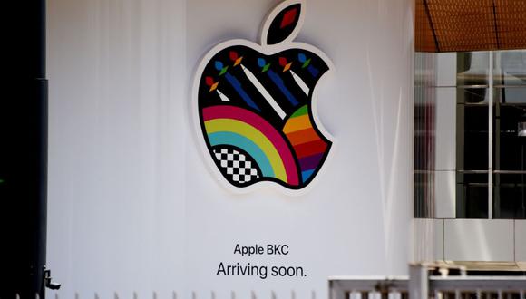 Un letrero que dice "Llegando pronto" con un logotipo de Apple Inc. en su tienda antes de la apertura en el centro comercial Jio World Drive en Bandra Kurla Complex en Mumbai, India, el 5 de abril de 2023.