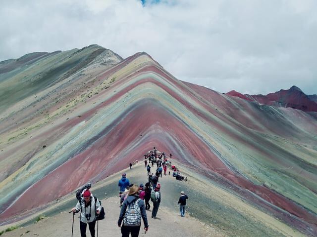 FOTO 4 | 3,000 NÓMADAS. Cerca de tres millares de personas se desplazan diariamente en 1,100 vehículos a cada uno de los campamentos de alrededor de diez hectáreas que se habilitan durante el recorrido del rally, y entre ellos no solo están los competidores, sino también sus mecánicos, médicos, personal de seguridad, proveedores y periodistas.