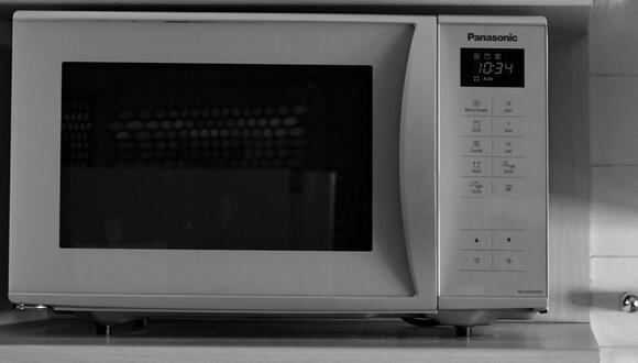 El horno microondas tiene un botón para descongelar comida, pero no siempre es bueno usarlo. (Foto: Serena Koi / Pexels)