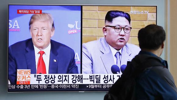 Ciudadanos de Corea del Norte observan noticias relacionadas al próximo encuentro que tendrá su presidente con Donald Trump (foto: AP)..