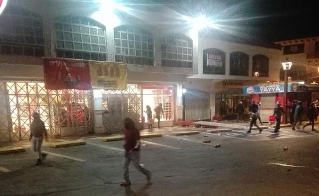 Las protestas se realizaron por el alza de pasajes del Metro. (Foto: Twitter @rsbchile)