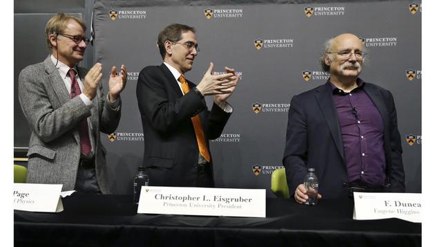 2016: David Thouless, Duncan Haldane y Michael Kosterlitz (Reino Unido) por sus trabajos sobre los aislantes topológicos, materiales "exóticos" que podrían permitir en un futuro más o menos cercano crear ordenadores superpotentes. (Foto: AP)