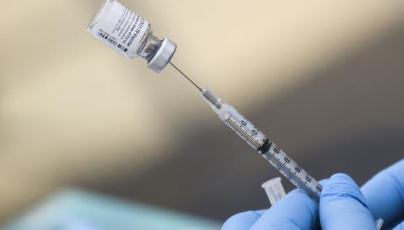 Los refuerzos también son recomendados para la gente que recibió la vacuna de dosis única de Johnson & Johnson hace al menos dos meses. (Foto: Patrick T. FALLON / AFP)