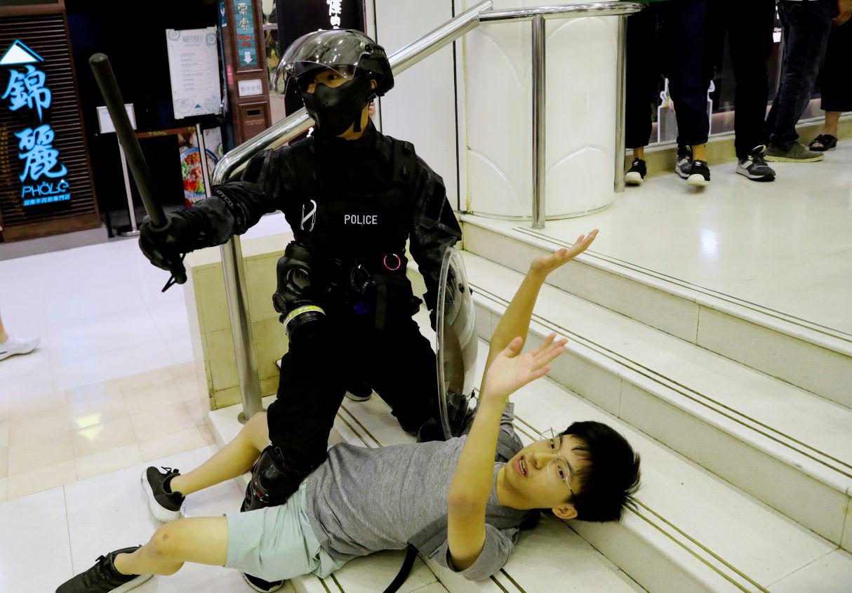 Manifestantes antigubernamentales de Hong Kong abarrotaron centros comerciales y se enfrentaron con la policía el domingo, en choques que dejaron varios heridos un día después de que partes de la ciudad se convirtiera en un campo de batalla tras cinco meses de disturbios. (Foto: Reuters)