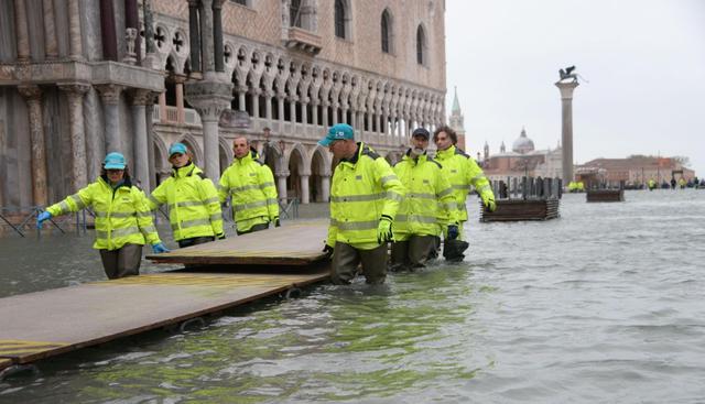 Desde primeras horas de la mañana, los funcionarios del ayuntamiento retiraron las pasarelas que normalmente colocan para poder cruzar la plaza de San Marcos. (Foto: EFE)