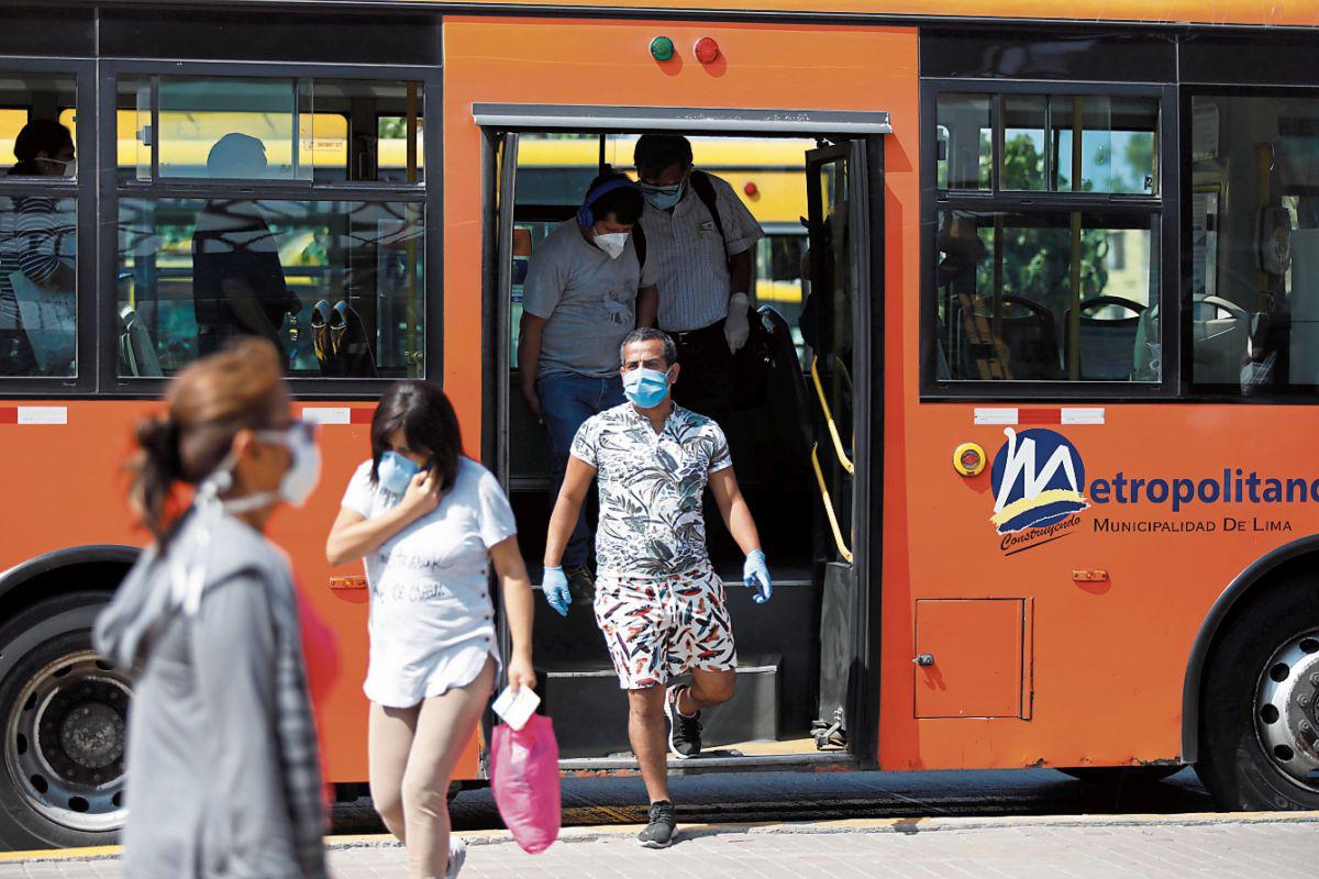 Se debe seguir fortaleciendo la educación de buenas prácticas de salubridad a los ciudadanos. Por ejemplo, para salir o llegar a casa usar mascarillas todo el tiempo.