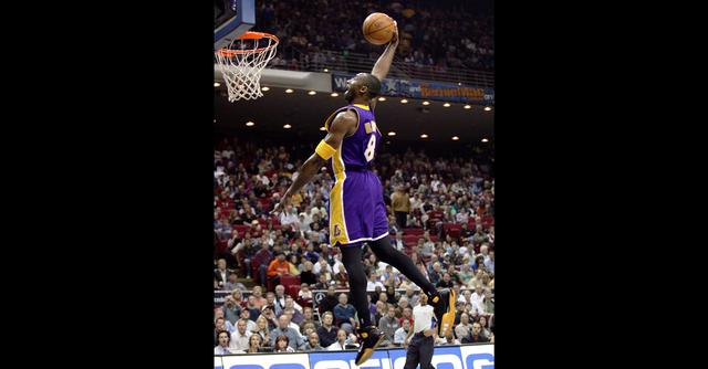 FOTO 4 | 8: su número de camiseta hasta el 2006, antes de adoptar el 24 para marcar un nuevo comienzo simbólico. El 8 era el número que usaba de niño en Italia, antes de tomar el 33, usado por su padre, pero retirado por los Lakers en homenaje a Kareem Abdul-Jabbar. Regresó al 8 cuando comenzó su carrera en la NBA. En cuanto al 24, no era para mostrar que era superior a Michael Jordan, que usaba 23, sino que había "madurado después del matrimonio y los hijos", dijo. (Foto: AFP)