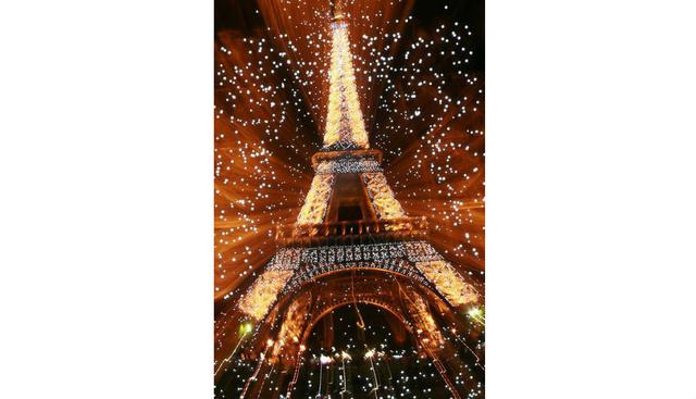 La Torre Eiffel cuenta con una altura total de 324 metros. Sus últimos 24 metros, corresponden a la antena que lleva colocada en la cima. (Foto: Pinterest/LauraConrad)