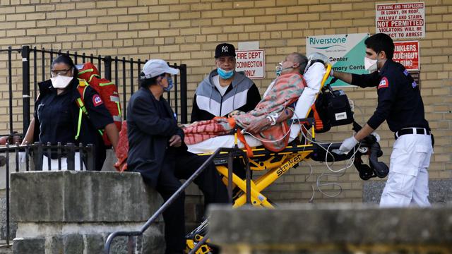 Estados Unidos, con 18,860 fallecidos, supera a Italia como el país con más muertos por coronavirus. (EFE/EPA/Peter Foley).