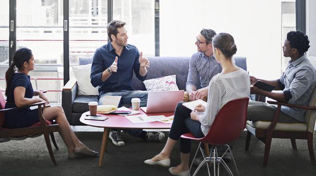 Generar espacios: Uno de los principales problemas de la falta o incluso renuncia de intraemprendedores es que los colaboradores sienten que no se generan espacios donde se les escuche y donde puedan plantear soluciones y proyectos de mejora. Una buena pr