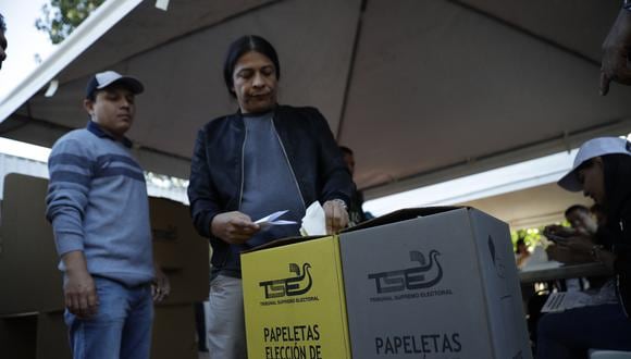 Un elector deposita su voto, en un centro de votación en el Teatro de Cámara en San Salvador, El Salvador, el 4 de febrero de 2024.  (Foto de Rodrigo Sura / EFE)