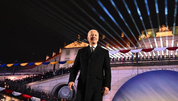 El presidente de los Estados Unidos, Joe Biden, sube al escenario a su llegada para pronunciar un discurso en los Jardines del Castillo Real de Varsovia en Varsovia el 21 de febrero de 2023. (Foto de Mandel NGAN / AFP)