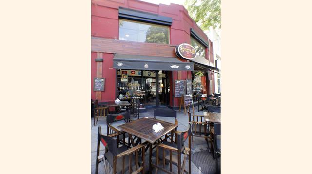 Birra y picada en el bar Cervelar es uno de los mejores lugares donde tomar ejemplares artesanales: ofrecen una amplísima variedad de etiquetas importadas y también de pequeñas cervecerías argentinas.(Foto:Viaresto)