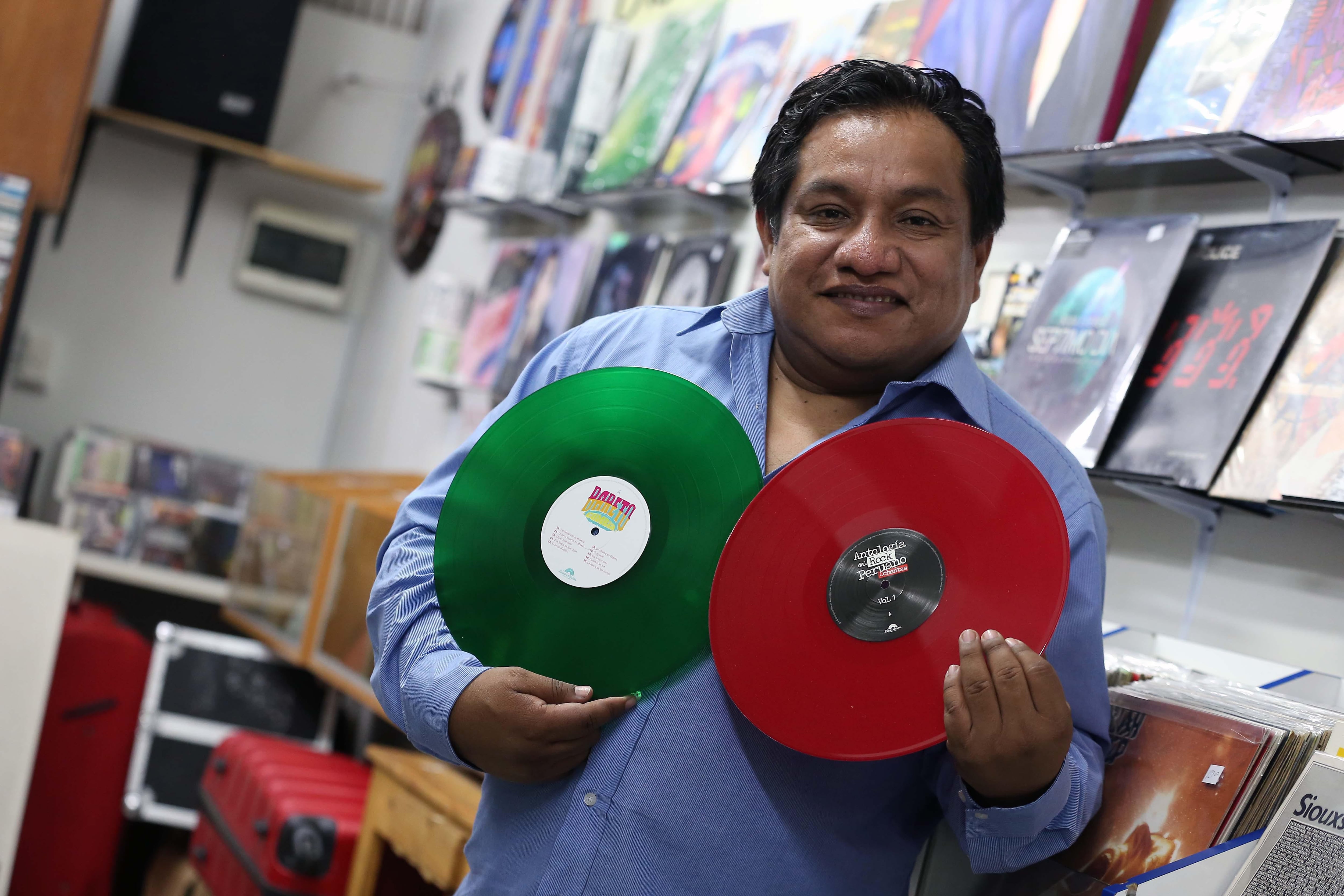Chiroque sostiene las copias de los discos de Bareto ("Cumbia") y el de Antología del rock peruano, década del 80. (Foto: Manuel Melgar)