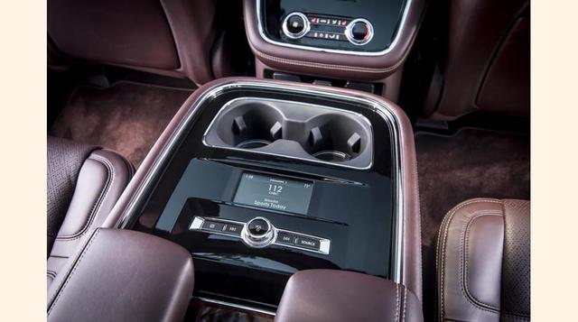 FOTO 13 | Los controles climáticos y del sistema de entretenimiento puestos a la disposición de los pasajeros de la segunda fila de asientos en la Lincoln Navigator 2018, son claros, sencillos y de excelente calidad.