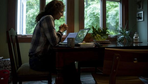 Una persona participa en una conferencia telefónica mientras trabaja desde su casa en una fotografía tomada en Tiskilwa, Illinois, EE. UU., el martes 8 de septiembre de 2020. (Foto: Bloomberg)