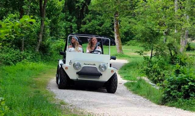 Recordando al Jeep de primera generación de la década de 1940, este vehículo anfibio se ve fantástico desde cualquier ángulo.