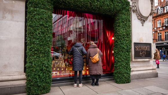 Los compradores miran un escaparate navideño en los grandes almacenes Selfridges & Co. en Londres, Reino Unido, el viernes 3 de noviembre de 2023. Fotógrafo: José Sarmento Matos/Bloomberg