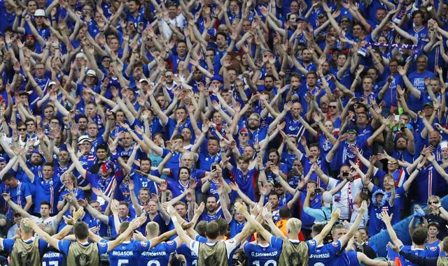 FOTO 3 | País vacío. Pero en cuanto a pasión futbolera se refiere, los islandeses no se quedan chicos. Al menos 66,000 fanáticos han solicitado comprar un boleto para los partidos de su equipo: el 20% del total de la población.

Es decir, para junio, probablemente el país se quede medio vacío. De hecho, para la Eurocopa de Francia hace dos años, el 10% de islandeses viajó al país galo para ver a su selección.