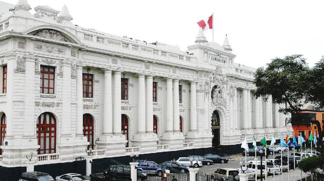 Viernes 21. Congreso busca que sus trabajadores sean excluidos del "régimen Servir":http://gestion.pe/empleo-management/congreso-busca-que-sus-trabajadores-sean-excluidos-regimen-servir-propuesta-se-justifica-2195629. Proyecto fue aprobado por l
