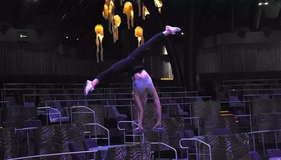 Un artista de la compañía Cirque du Soleil entrena el 17 de julio de 2020 en Cancún, en la Riviera Maya. (Foto: AFP)
