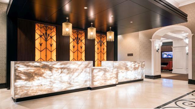 La renovación del hotel buscó enaltecer la historia icónica de Chicago mediante la incorporación de estas características distintivas de estilo gótico-portugués a la revitalizada propiedad