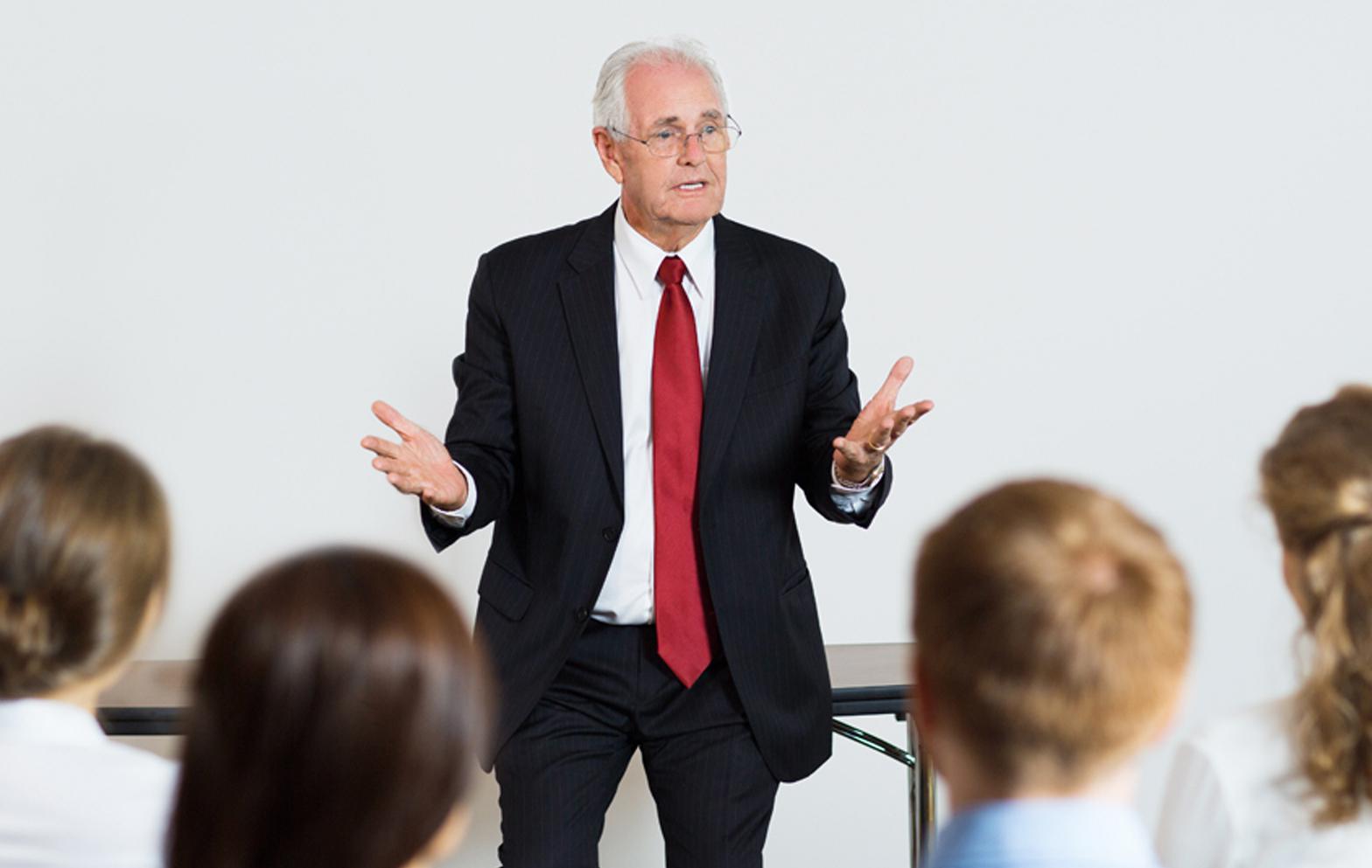 1. El que ha estado desde el origen de los tiempos. Esta figura se unió a la plantilla hace más de 20 años y nadie sabe exactamente cuál es su edad, pero lo que es seguro es que sigue su propio ritmo. Dicta lecciones que pueden durar desde 30 minutos a 2 horas, dependiendo de su humor, envía proyectos y tareas sin plazos, suele referirse a la decadencia de la educación o los grandes cambios que ha experimentado desde que él comenzó a estudiar hasta ahora.  (Foto: Freepik)