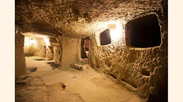 Derinkuyu – Capadocia – Turquía, Patrimonio de la Humanidad desde 1985, la ciudad y distrito de Derinkuyu alberga la más célebre de las cerca de 200 urbes subterráneas de la región de Anatolia Central. Su data del siglo VII, aunque según algunos expertos,