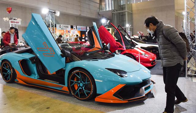 FOTO 9 | Lamborghini Aventador. El Lamborghini Aventador también se exhibió en versión personalizada azul y naranja. Fotógrafo: Noriko Hayashi / Bloomberg