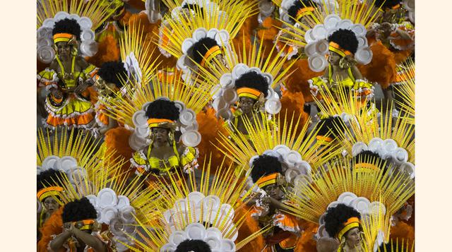 Artistas de la escuela de samba Sao Clemente disfrutan del carnaval. (Foto: AP)