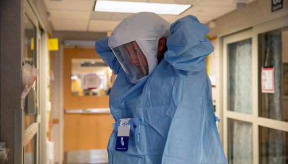 El enfermero Evan Brost se pone el equipo de protección personal mientras se prepara para ingresar a la habitación de un paciente de coronavirus en el Hospital Universitario en Madison, Wisconsin, Estados Unidos, 18 de noviembre de 2020. (REUTERS / Daniel Acker).