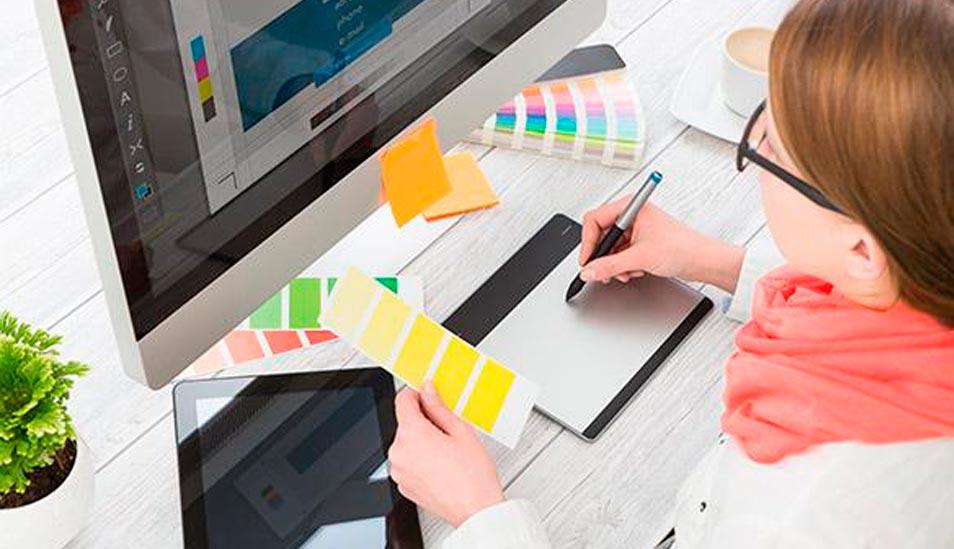 FOTO 6 | 6. Aprender diseño gráfico. Tener bases o estudios en diseño gráfico será bastante útil en este caso. Pero, dicho esto, no es difícil de aprender los fundamentos del diseño gráfico por tu cuenta. Con el software de Adobe más accesible y sitios web como Canva y Visme, sólo necesita un poco de determinación, la creatividad y la pasión por el diseño para empezar.