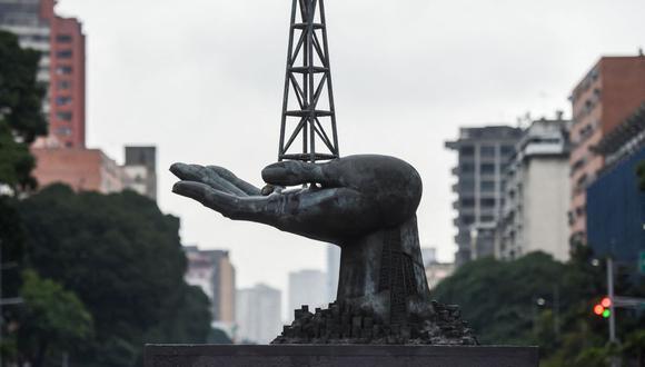Vista de la escultura del Monumento a la Paz frente a la sede de Petróleos de Venezuela (PDVSA) en Caracas, el 2 de diciembre de 2022. (Foto de Miguel ZAMBRANO / AFP)
