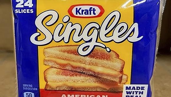 El retiro afecta al queso pasteurizado Kraft Singles American de 16 onzas con una fecha de caducidad entre el 10 y el 27 de enero de 2024.  (Foto:Kraft Heinz vía AP)