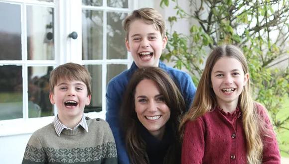 Lo que se presentó como un bonito retratro familiar de Catalina de Gales con sus hijos terminó en polémica. (Foto: @KensingtonRoyal / X)