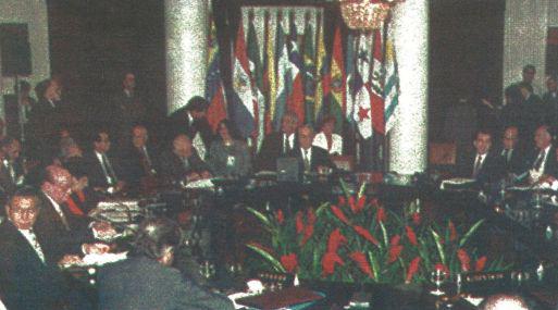 Vista general de la reunión presidencial del Grupo de Río, en la cual 14 países analizan la postura que tomarán frente a la Cumbre de las Américas que se realizará en EE.UU. a fin de año (foto AFP)