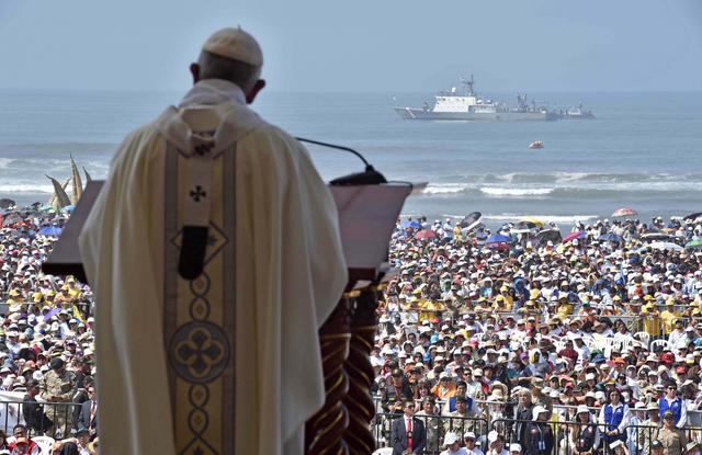FOTO 14 | Así como ellos enfrentaron la tempestad sobre el mar, a ustedes les tocó enfrentar el duro golpe del Niño Costero, cuyas consecuencias dolorosas todavía están presentes en tantas familias. Por esto, quise estar y rezar aquí con ustedes.