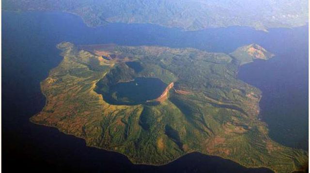 EL VOLCÁN TAAL. En el corazón de la isla de Luçon (Filipinas) se encuentra el lago Taal. En su interior hay una segunda isla: el volcán Taal. En su cráter hay un lago más y ¿en medio de este lago? Pues una tercera isla: ¡el pico del volcán! ¿Qué tal?