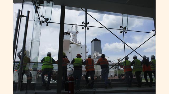 Las obras llevan casi un 98% de avance, pero acumulan año y medio de retraso por desencuentros entre la ACP y GUPC, huelgas y la aparición de fisuras en una de sus dos nuevas esclusas, lo que provocó fuertes críticas. (Foto: AP)