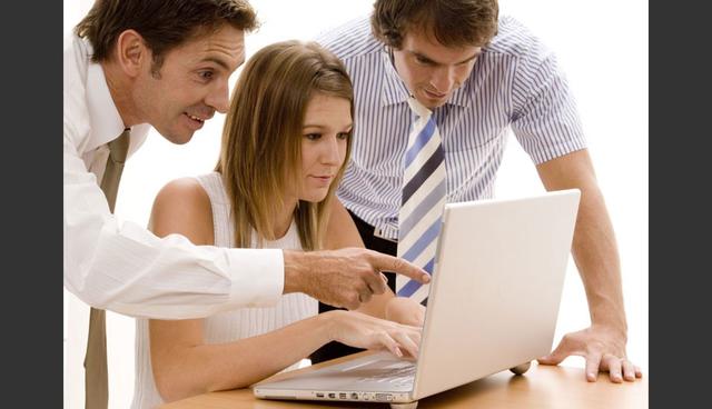 FOTO 9 | 9. Sé compasivo con los demás (y contigo mismo)

Mostrar compasión a otros significa mostrar que te importa y ser amable con los que son menos afortunados que tú. Significa ser sensible, tolerante, amable y generoso con los que te rodean.

Los estudios demuestran que los que dan a los demás tienen niveles de felicidad más altos y tienden a tener una mejor salud. Esto también puede ayudarte a crear vínculos y a construir relaciones con los demás, aumentando tu autoestima. Cuando practicas la compasión y la generosidad con otros, también te estás recordando ser amable contigo mismo y esto crea la expectativa de que los demás lo serán también. (Foto: Difusión)