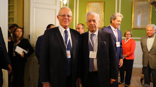 Kuczynski compartió una foto de su encuentro con Mario Vargas Llosa, realizado en el Casino de Madrid, donde se desarrolla el foro “El Perú del Futuro”, en su cuenta de Facebook.