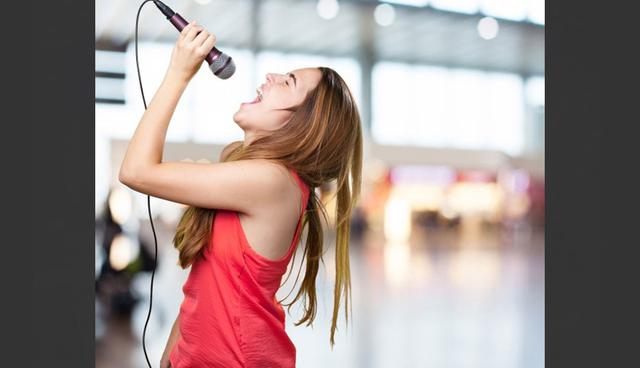 FOTO 19 | 19. Canta en público
Lo creas o no cantar cambia tu cerebro. De hecho hacerlo puede disminuir tu depresión o sentimiento de soledad. La mejor manera para eliminar el miedo a la hora de hablar en público es cantando. Inténtalo en donde sea, la regadera es buen lugar.
(Foto: Freepik)