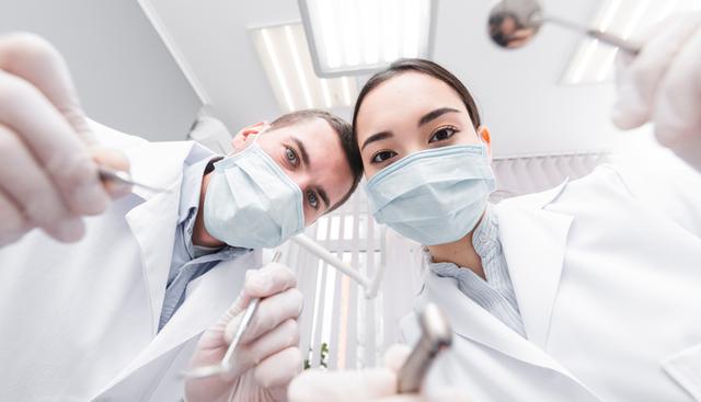 FOTO 2 | 2. El olvidadizo
“Tengo que irme porque agendé una cita con mi dentista”
Si “agendaste una cita” con tu dentista, seguramente lo hiciste hace algunos días o semanas. Por lo tanto, si lo recuerdas solo unos minutos antes de que debas irte, significará que lo olvidaste. Es decir, demostraras que sos poco organizado y no sos capaz de recordar los compromisos que asumiste. Definitivamente es una mala excusa. (Foto: Freepik)