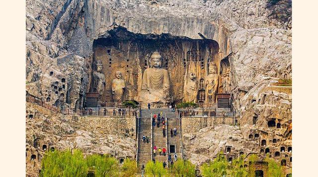 Grutas de Longmen (China), se encuentran talladas en la roca 1.400 cuevas, 750 nichos, 100.000 esculturas y 3.600 relieves que, construidos entre el 493 y 1127 d.C., son la colección más importante de arte budista de las dinastías Wei del Norte y Tang.