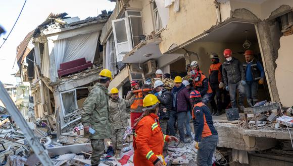 Los rescatistas cargan a Melda, de 16 años, mientras la rescatan de quedar atrapada entre los escombros durante tres días en Hatay, el 9 de febrero de 2023, tres días después de que un terremoto de magnitud 7,8 azotara el sureste de Turquía. - El número de muertos por un gran terremoto que azotó a Turquía y Siria aumentó a más de 17.100 el 9 de febrero, cuando se desvanecieron las esperanzas de encontrar sobrevivientes atrapados bajo los escombros en un clima helado. (Foto de BULENT KILIC / AFP)