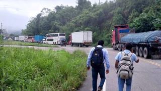 Más de 500 vehículos permanecen varados por bloqueo de carretera Federico Basadre