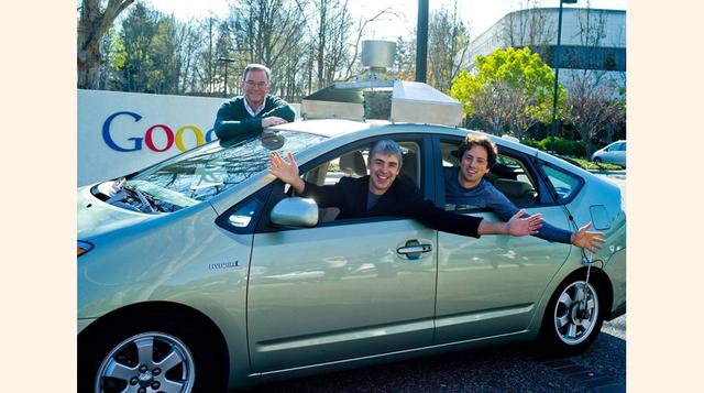 En 2010, Google anunció que estaba trabajando en los coches sin conductor que no requerían  un ser humano para funcionar.