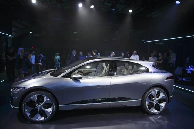 Gracias a la ausencia de un motor de combustión y de un túnel de transmisión que vaya a través del centro del vehículo, la silueta del auto es más elegante y baja que los SUV convencionales, con un aumento de espacio interior y mejorada visibilidad para c