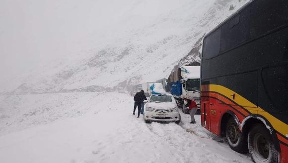 Varias zonas de la región Cusco amanecieron cubiertos de nieve debido a las intensas lluvias registradas el fin de semana. Esto ocasionó que cientos de turistas quedaron afectados en el aeropuerto Velasco Astete, por el retraso de sus vuelos
