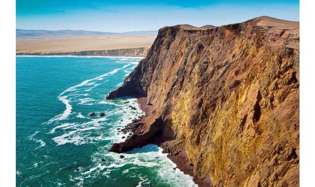 ACANTILADOS DE PARACAS, PERÚ. En la Reserva Nacional de Paracas, en la parte sur de Perú, estos acantilados acogen varias especies de fauna silvestre, sobre todo aves, y playas.